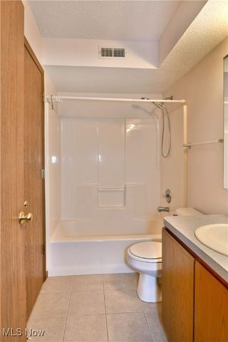 3477 Ivy Hill Circle B, Cortland, OH 44410