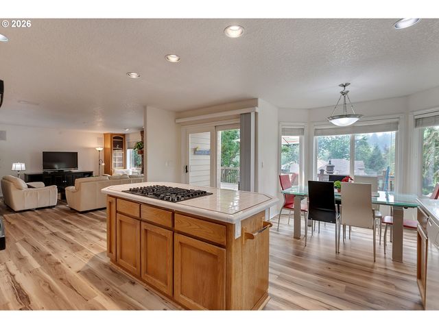 2925 Se CLEVELAND Dr, Gresham, OR 97080