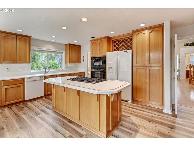 2925 Se CLEVELAND Dr, Gresham, OR 97080