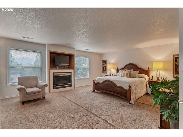 2925 Se CLEVELAND Dr, Gresham, OR 97080