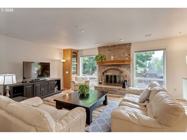 2925 Se CLEVELAND Dr, Gresham, OR 97080