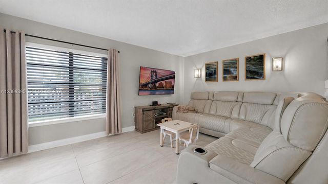 8186 NW 98th Ln 123, Hialeah Gardens, FL 33016