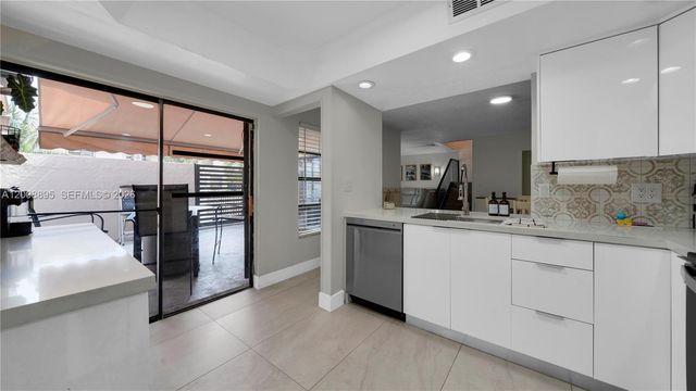 8186 NW 98th Ln 123, Hialeah Gardens, FL 33016