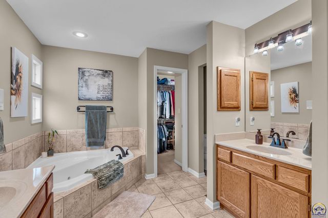 4235 SW Aylesbury RD, Topeka, KS 66610