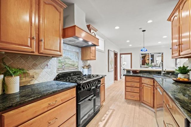 216 Bloomfield Road, Burlingame, CA 94010