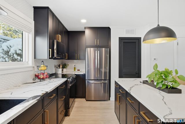 4 Pebblestone Circle 4, Suffield, CT 06078