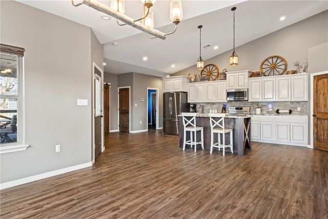 472899 640 Road, Watts, OK 74964