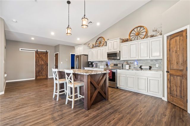 472899 640 Road, Watts, OK 74964