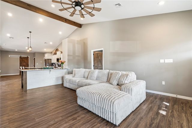 472899 640 Road, Watts, OK 74964