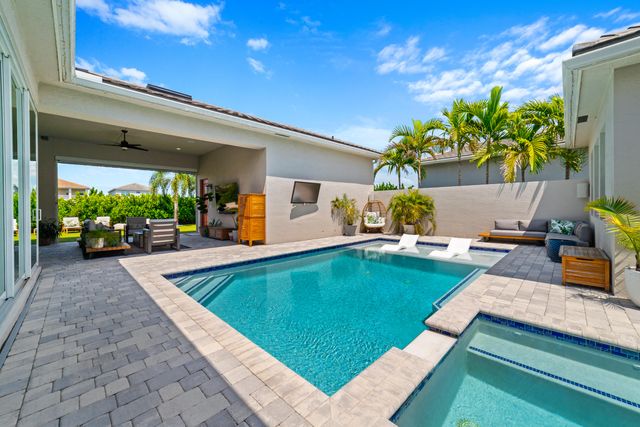 4560 ESTATES Circle, The Acreage, FL 33470