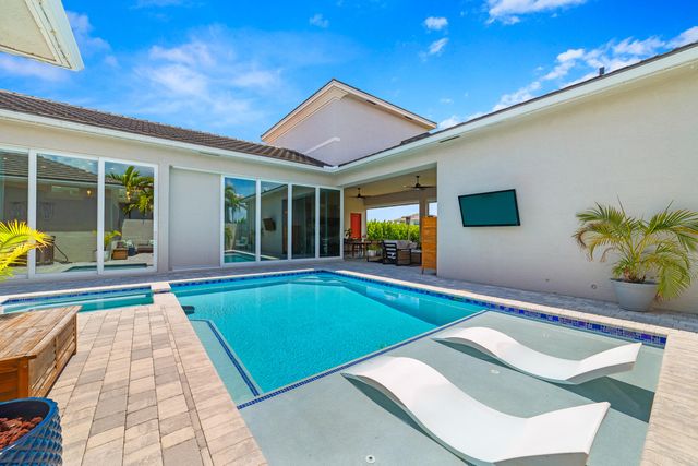 4560 ESTATES Circle, The Acreage, FL 33470