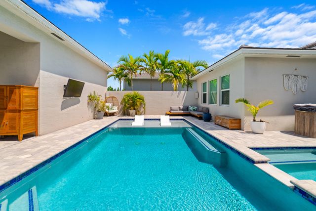 4560 ESTATES Circle, The Acreage, FL 33470