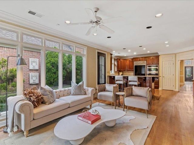 929 E RIVERWALK DR, Memphis, TN 38120