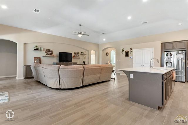 9130 Almond Creek Drive, Bakersfield, CA 93311