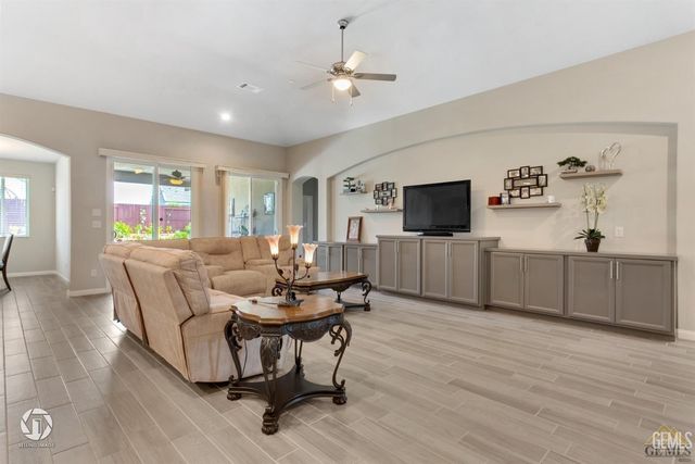 9130 Almond Creek Drive, Bakersfield, CA 93311