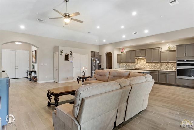 9130 Almond Creek Drive, Bakersfield, CA 93311