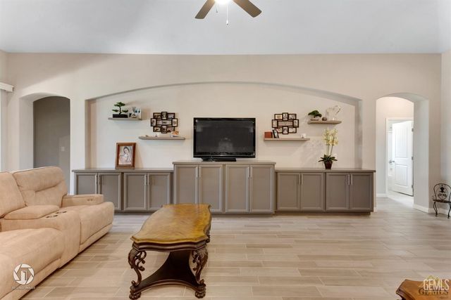 9130 Almond Creek Drive, Bakersfield, CA 93311