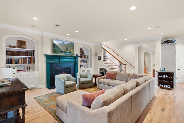 2905 Plumb Street, West University Place, TX 77005