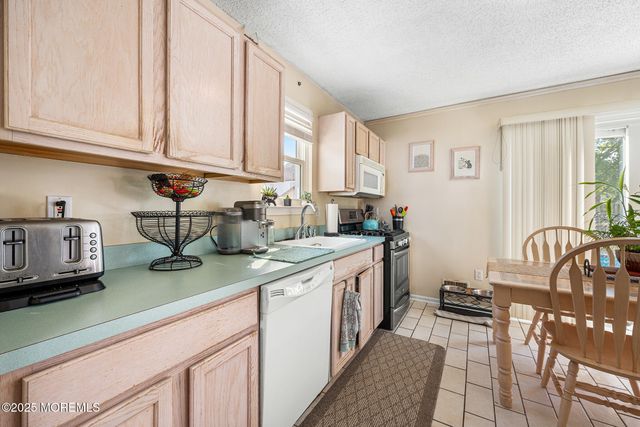 33 Bryce Canyon Road, Howell, NJ 07731