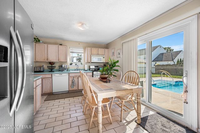 33 Bryce Canyon Road, Howell, NJ 07731