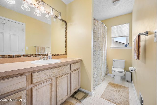 33 Bryce Canyon Road, Howell, NJ 07731