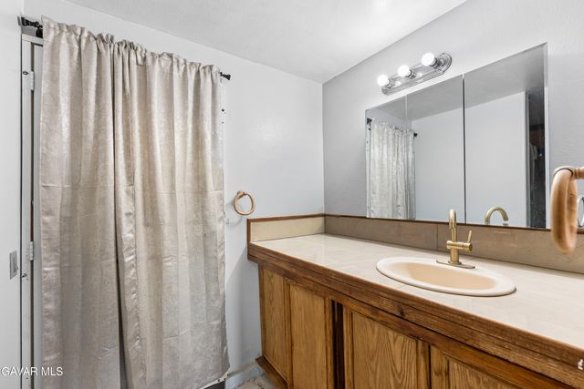 49225 W 45th Street, Lancaster, CA 93536