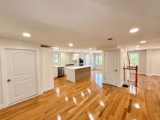 346 Hilldale Ave, Haverhill, MA 01832
