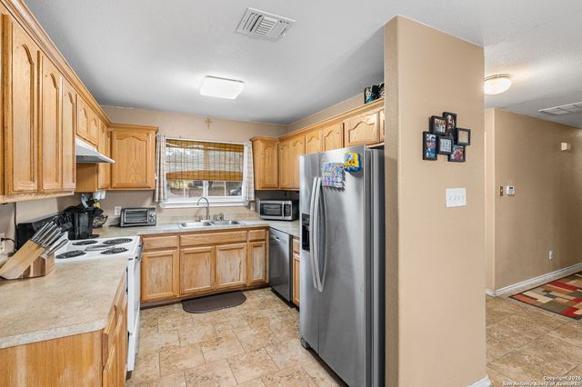 60 3rd, Converse, TX 78109