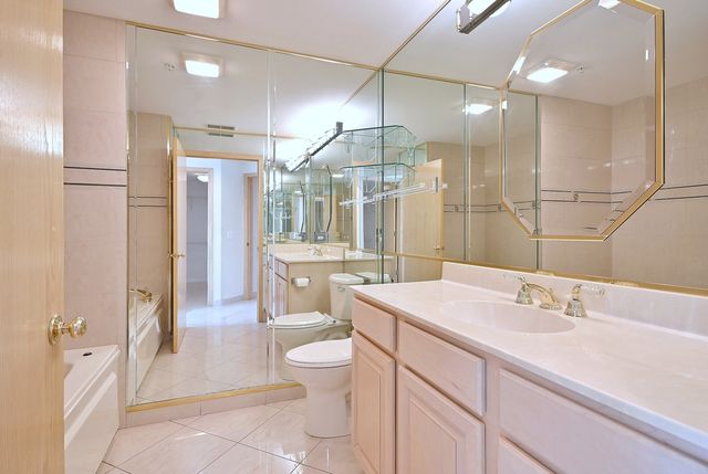 1745 Pavilion Way 502, Park Ridge, IL 60068