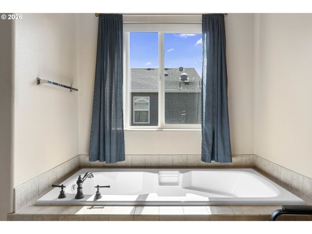 3468 Se SILVER FOX Ave, Hillsboro, OR 97123