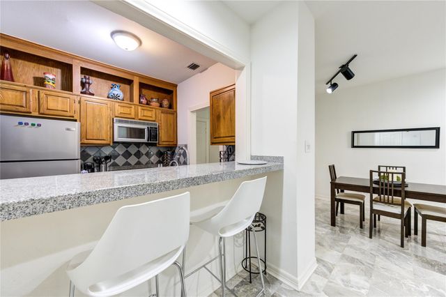 19 Crestwood Drive 8, Houston, TX 77007