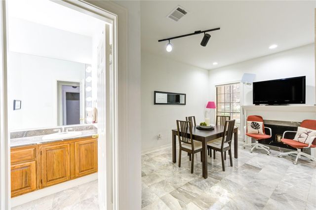 19 Crestwood Drive 8, Houston, TX 77007