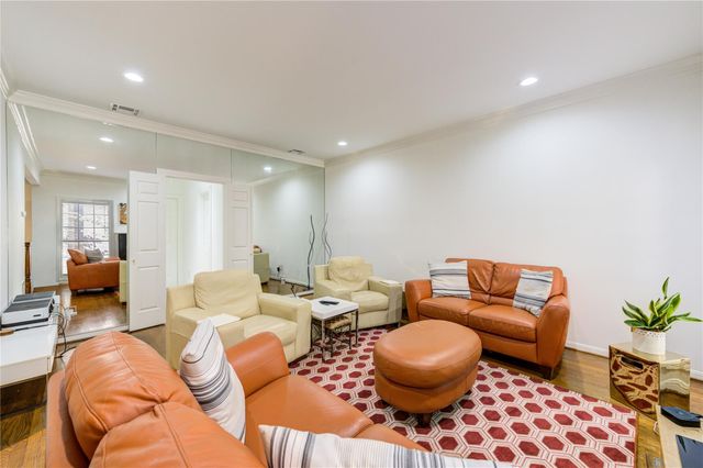 19 Crestwood Drive 8, Houston, TX 77007