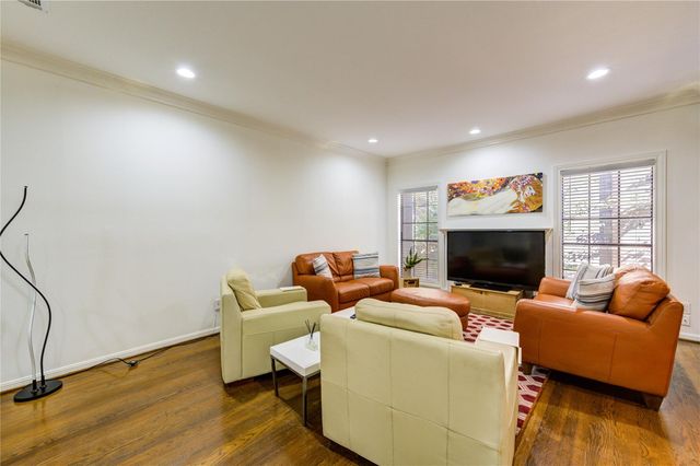 19 Crestwood Drive 8, Houston, TX 77007