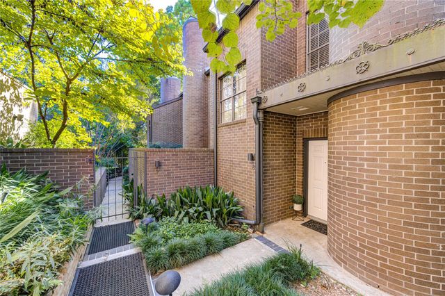 19 Crestwood Drive 8, Houston, TX 77007