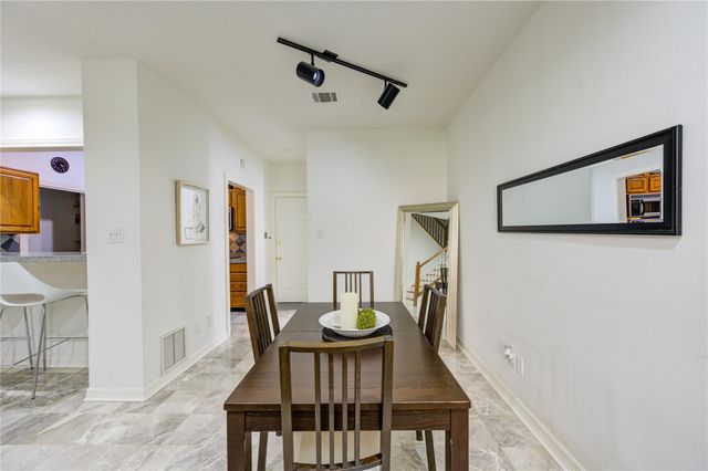 19 Crestwood Drive 8, Houston, TX 77007