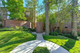 19 Crestwood Drive 8, Houston, TX 77007