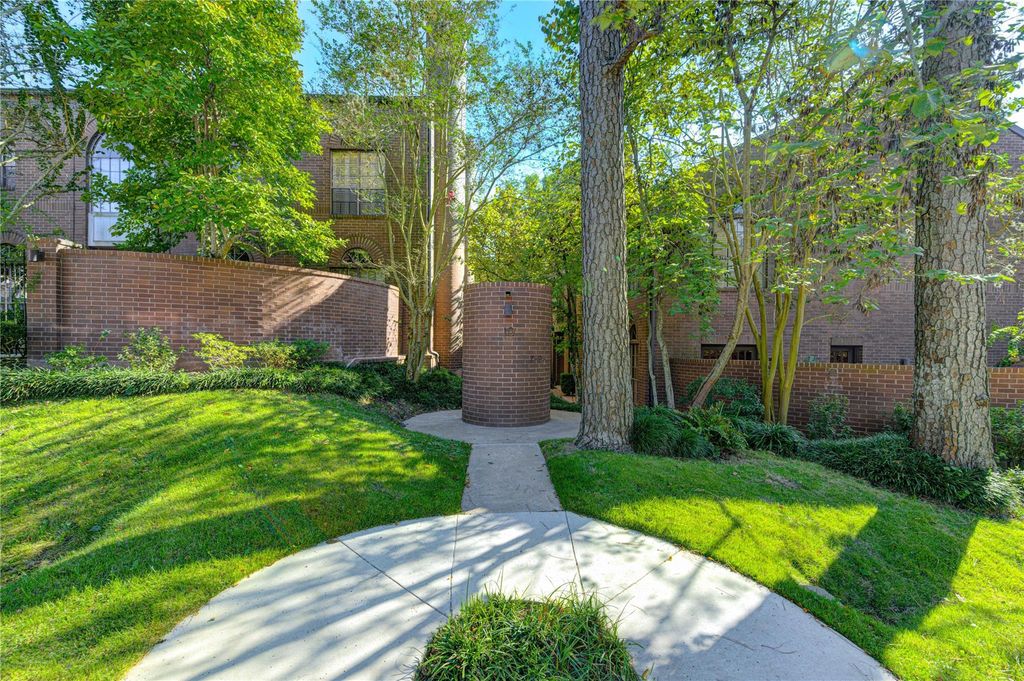 19 Crestwood Drive 8, Houston, TX 77007