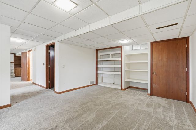 1069 Emmons St, Hiawatha, IA 52233