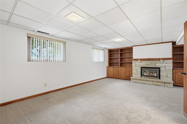 1069 Emmons St, Hiawatha, IA 52233