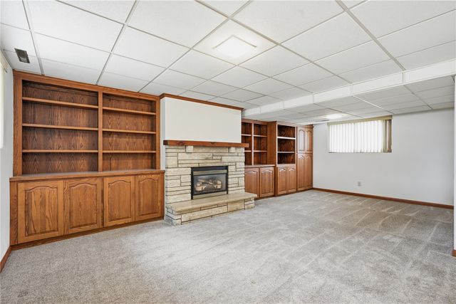 1069 Emmons St, Hiawatha, IA 52233