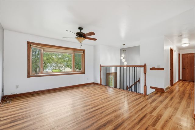 1069 Emmons St, Hiawatha, IA 52233