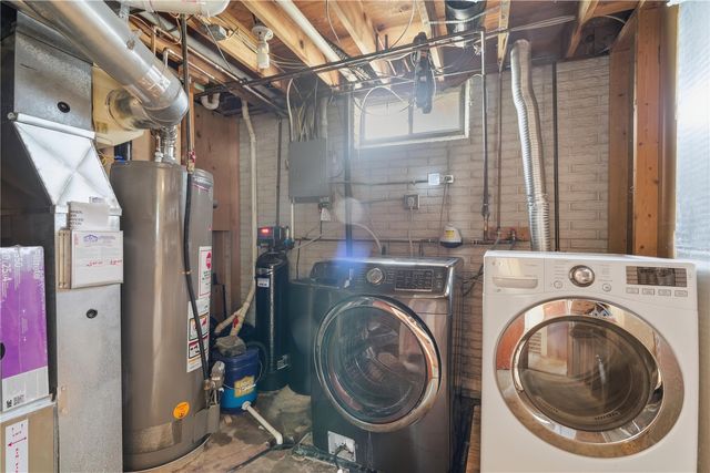 1069 Emmons St, Hiawatha, IA 52233