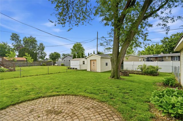 1069 Emmons St, Hiawatha, IA 52233