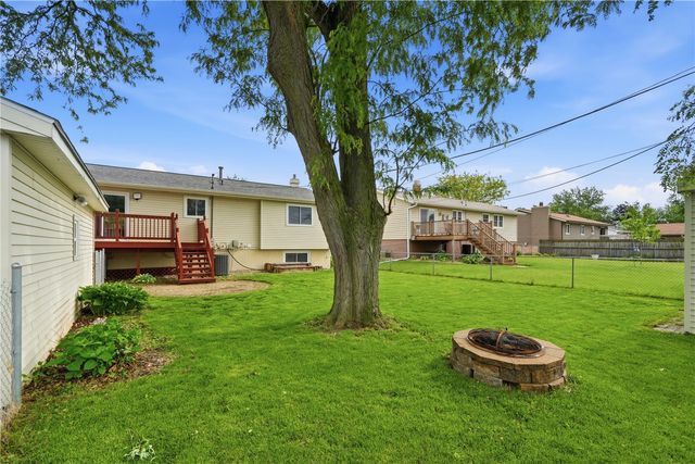 1069 Emmons St, Hiawatha, IA 52233
