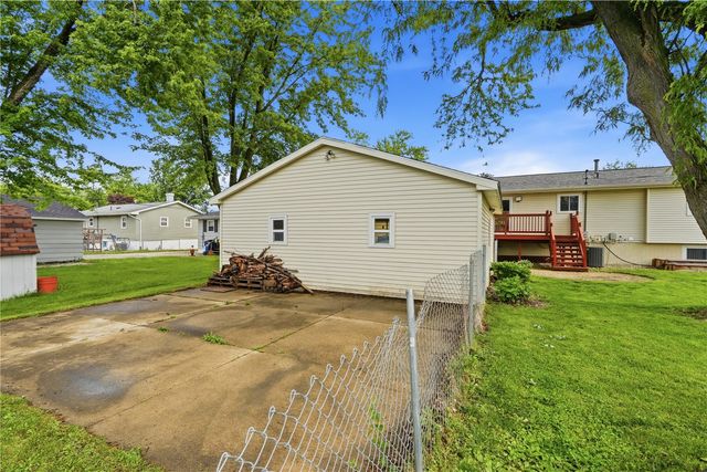 1069 Emmons St, Hiawatha, IA 52233