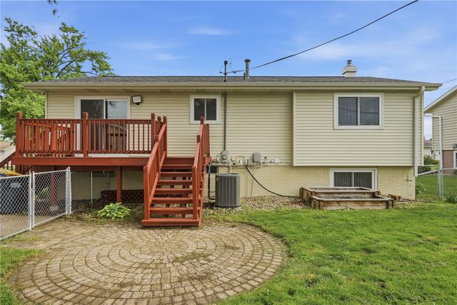 1069 Emmons St, Hiawatha, IA 52233