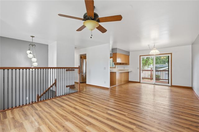 1069 Emmons St, Hiawatha, IA 52233