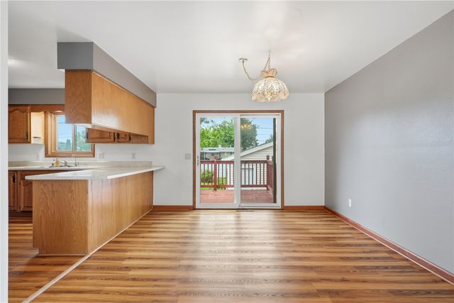 1069 Emmons St, Hiawatha, IA 52233