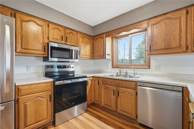 1069 Emmons St, Hiawatha, IA 52233